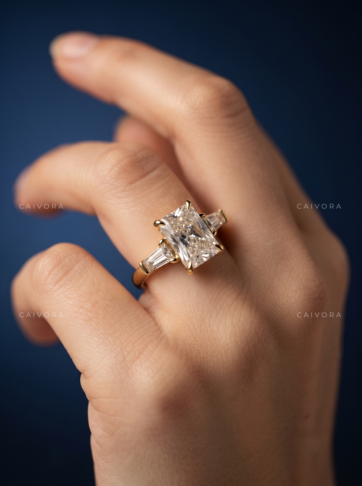 Luminous Structure with a Radiant Cut Center Diamond